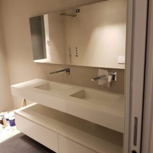 Bagno laccato con due cassetti