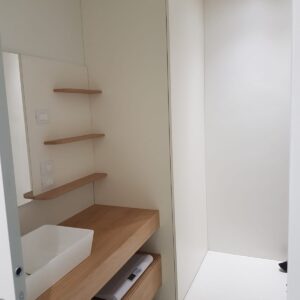 Bagno rovere e armadio laccato