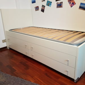 Letto con quattro cassetti