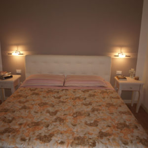 Letto matrimoniale con comodini country massello